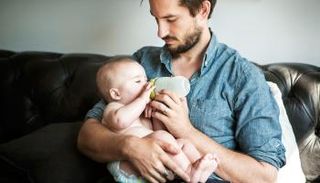 الرجال يصابون باكتئاب ما بعد الولادة