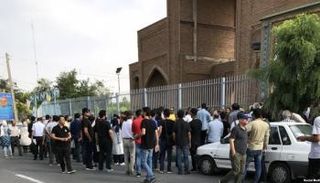 إيران تمنع إحياء ذكرى "شاعر الحرية" 