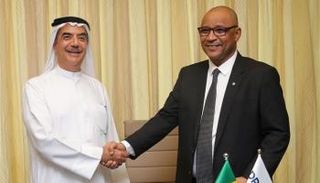 عقد بين 