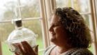 بعد 40 عاما على أول تلقيح اصطناعي في العالم.. لويز تزوجت وأنجبت