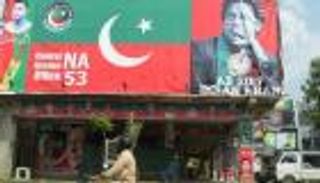 عمران خان يقترب من الفوز في انتخابات باكستان