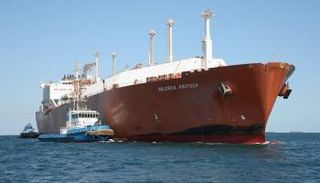 ناقلة نفط تمر  بمضيق باب المندب