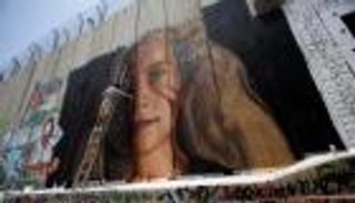 عهد التميمي في لوحة على جدار الفصل العنصري