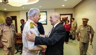 المشير خليفة حفتر ووزير الخارجية الفرنسي