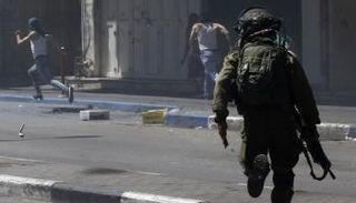 مواجهات بين مصلين فلسطينيين وقوات الاحتلال في المسجد الأقصى - أ. ف. ب