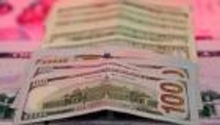 الدولار يسجل أعلى مستوى في 5 أيام بدعم توقعات الناتج الأمريكي