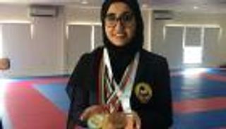 طالبة الهندسة أمينة دشتي.. أول حكم إماراتية في الكاراتيه