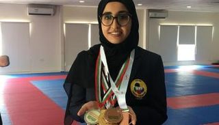 طالبة الهندسة أمينة دشتي أول حكم إماراتية في الكاراتيه