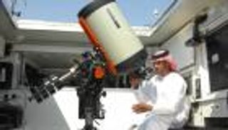 شرطة أبوظبي ترصد "خسوف القرن" بتلسكوبات مرصد الإمارات المتحرك