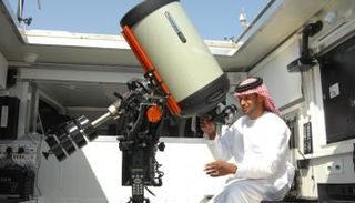شرطة أبوظبي ترصد "خسوف القرن" بتلسكوبات مرصد الإمارات المتحرك