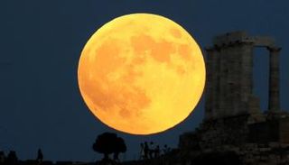 أطول خسوف كلي للقمر شهده العالم أمس