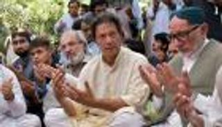 عمران خان يبدأ مشاورات تشكيل ائتلاف حاكم في باكستان