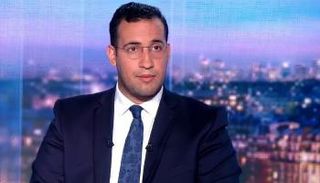 ألكسندر بينالا خلال لقائه مع المحطة الفرنسية