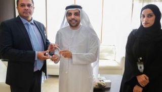 مدير عام الدائرة المالية بالشارقة وليد الصايغ يستلم الجائزة