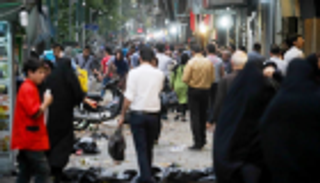 عاصفة صعود أسعار تجتاح أسواق إيران وسط عجز حكومي