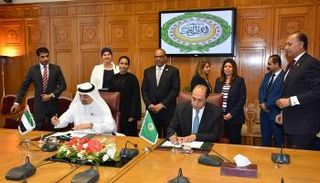 جانب من التوقيع