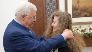 الرئيس الفلسطيني أثناء استقباله التميمي