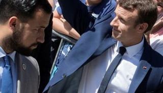 ماكرون وحارسه الشخصي ألكسندر بينالا