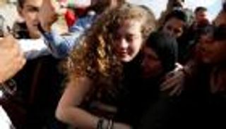 بالصور.. عهد التميمي الفتاة التي صفعت الاحتلال تعانق الحرية