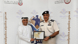 رئيس مكتب أبوظبي التنفيذي يتسلم عضوية "كلنا شرطة"