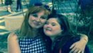 فتاة مصابة بمتلازمة داون تتخرج مع والدتها في جامعة إيطالية