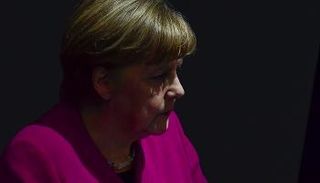 نتائج الاستطلاع ظهرت وسط محاولات لتخطي خلاف مرير بشأن سياسة الهجرة