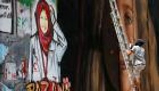 إسرائيل تطرد إيطاليين رسما صورة لعهد التميمي على الجدار العنصري