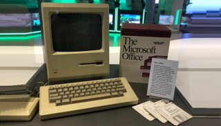 أول جهار لماكنتوش يعرض بفخر معع نسخة أوفيس الأولى