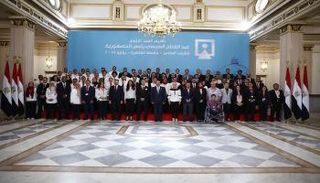 السيسي مع المكرمين في المؤتمر الوطني السادس للشباب