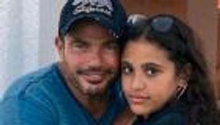 عمرو دياب يوجه رسالة لابنته بعد تداول صوره مع دينا الشربيني باليونان