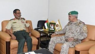 رئيس الأركان الإماراتي خلال استقباله قائد قوات درع الجزيرة المشتركة