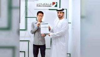 المستثمر الصيني وهو يستلم أول رخصة باللغة الصينية