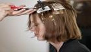 صبغ الشعر 6 مرات سنويا قد يصيب بسرطان الثدي