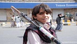 أحد الأطفال الذين جندتهم مليشيا الحوثي الانقلابية في اليمن