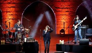 كارلا بروني تغني لجمهور مهرجانات بيت الدين - لبنان