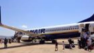 بطارية هاتف تتسبب في إخلاء طائرة ركاب "رايان إير"