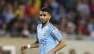 ملابس رياض محرز حديث الصحافة الإنجليزية