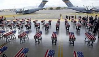 جانب من مراسم استقبال رفات الجنود الأمريكيين