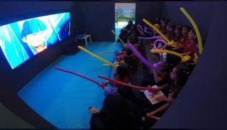 الأطفال تستمتع بأحد الأفلام المختارة