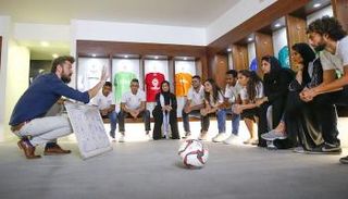 أعضاء الفريق المضيف من طلاب الجامعات الإماراتية