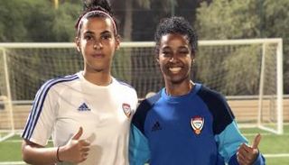 لاعبتا المنتخب الإماراتي للسيدات نوف العنزي ونورة المزروعي