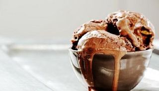 تجميد الآيس كريم بعد ذوبانه خطر على الصحة