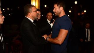  الممثل المصري أحمد عز يقدم العزاء للإعلامي عمرو الليثي