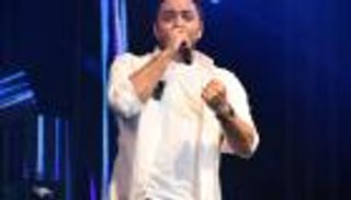 بالصور .. تامر حسني يحيي حفلا ويتلقى تكريما عن مجمل أعماله