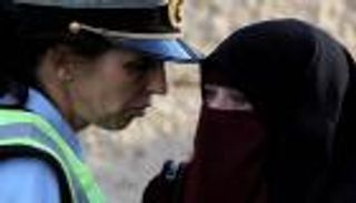 مئات الدنماركيين يحتجون على حظر النقاب في الأماكن العامة