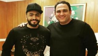 تامر حسني مع أبو حفيظة أثناء تصوير فيلم "البدلة"