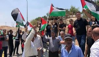 فلسطينيون يشاركون في فعاليات بالخان الأحمر