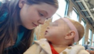 أمريكية تحمم ابنتها بـ"كلور الملابس" لحمايتها من مرض نادر