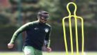 الكشف عن سر ظهور لاعب مانشستر سيتي بقناع في التدريبات