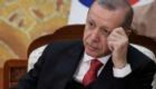 هل تهوي العملة التركية إلى 7 ليرات للدولار؟.. سؤال "مرعب" لأردوغان